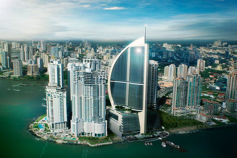 Vista aérea del skyline de Ciudad de Panamá sobre la bahía